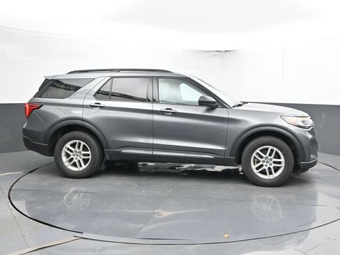 Used 2025 Ford Explorer Active AWD/4WD image 4