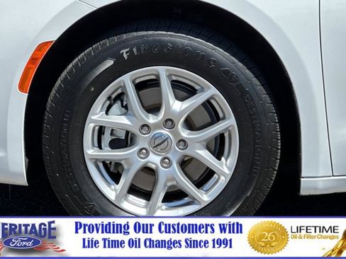 Used 2023 Chrysler Pacifica Touring-L image 27