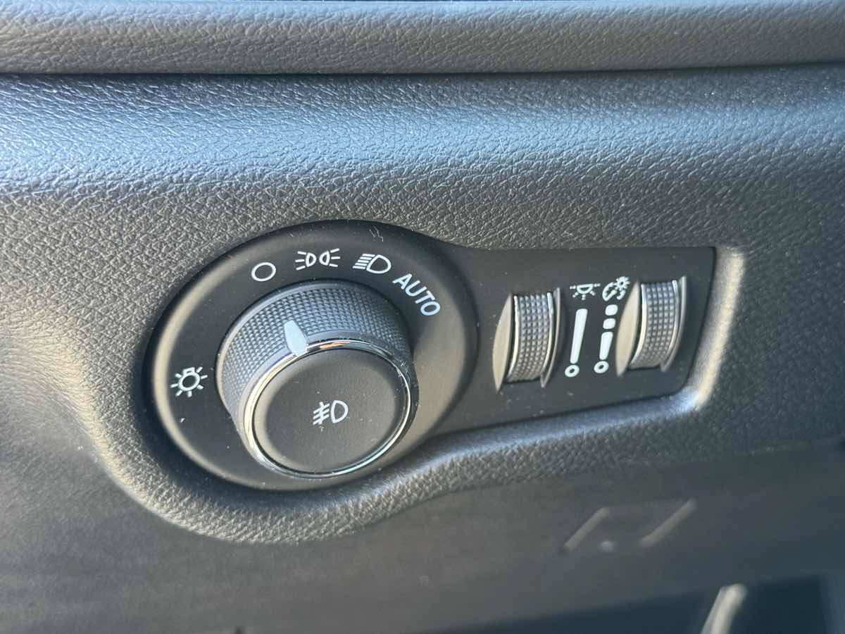 Used 2026 Chrysler Pacifica Select FWD image 27
