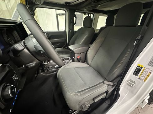 Used 2025 Jeep Wrangler Willys image 24