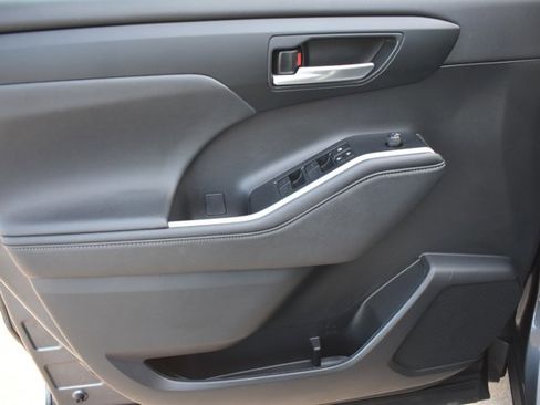 Used 2023 Toyota Highlander XSE image 12
