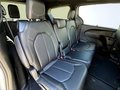 New 2026 Chrysler Pacifica Select image 9