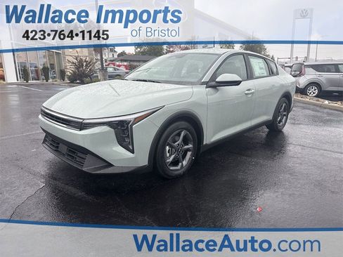 New 2025 Kia K4 LXS image 1