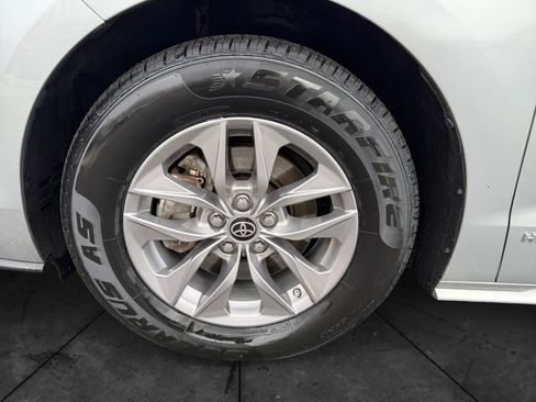 Used 2021 Toyota Sienna XLE image 14