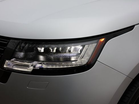 Used 2025 Land Rover Range Rover SE image 28