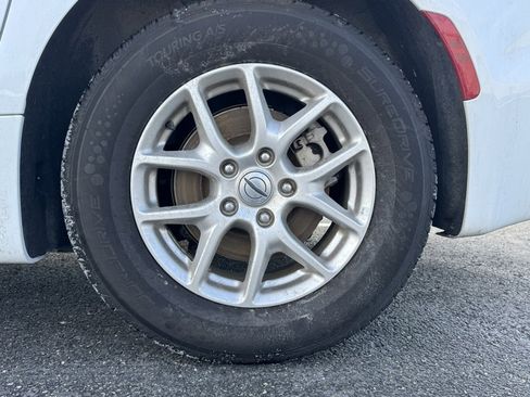 Used 2024 Chrysler Pacifica Touring-L image 14