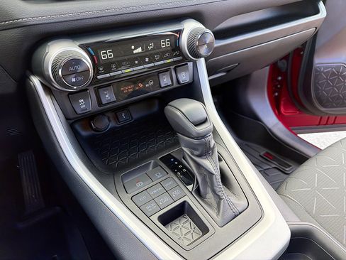 Used 2020 Toyota RAV4 XLE w/ Convenience Package image 11