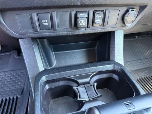 Used 2019 Toyota Tacoma SR5 AWD/4WD image 19