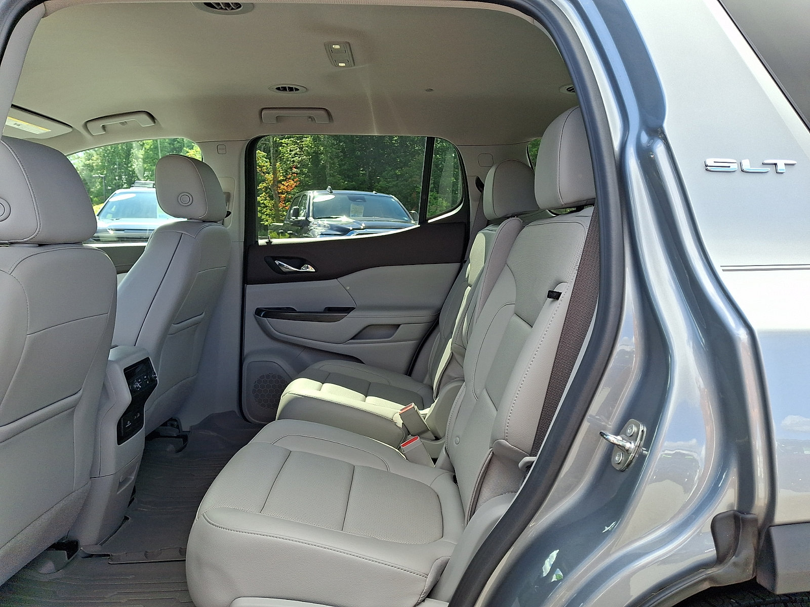 Certified 2023 GMC Acadia SLT w/ Preferred Package FWD image 10