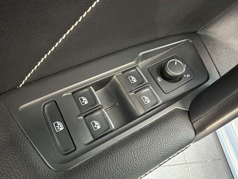 Used 2024 Volkswagen Tiguan SE w/ Panoramic Sunroof Package AWD/4WD image 13