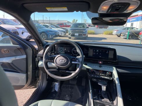 Used 2025 Hyundai Elantra Limited image 34