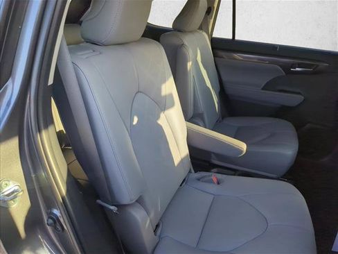Used 2023 Toyota Highlander Platinum FWD image 26
