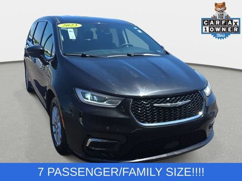 Used 2023 Chrysler Pacifica Touring-L FWD image 3