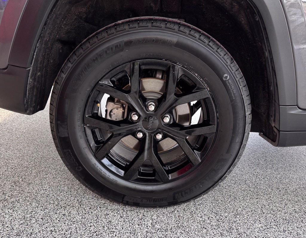 Used 2024 Jeep Grand Cherokee Altitude AWD/4WD image 8