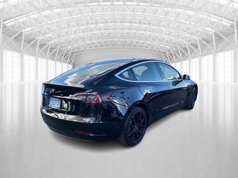 Used 2019 Tesla Model 3 Standard Range image 3