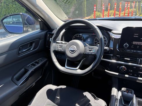 Used 2025 Nissan Pathfinder SV FWD image 37