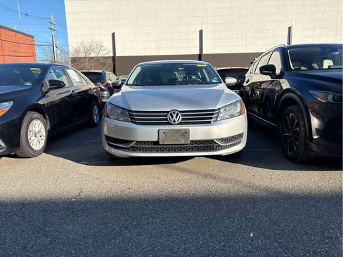 Used 2013 Volkswagen Passat Wolfsburg Edition image 2