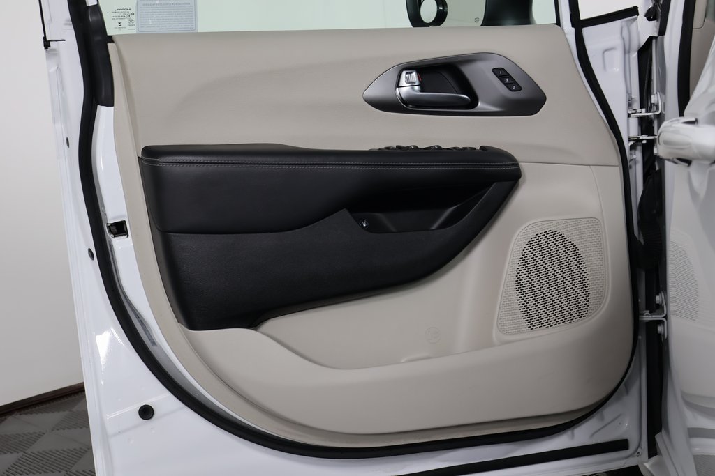 Used 2023 Chrysler Pacifica Touring-L FWD image 13
