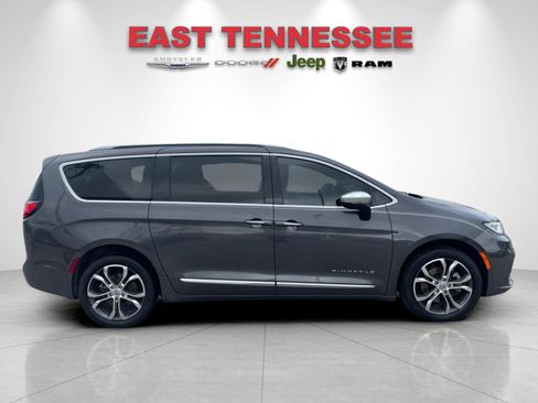 Used 2023 Chrysler Pacifica Pinnacle AWD/4WD image 2