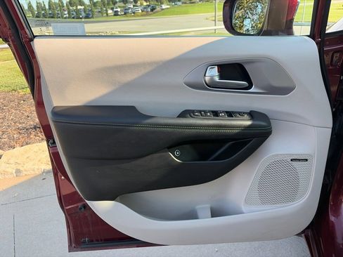 Used 2018 Chrysler Pacifica Limited w/ Advanced Safetytec Group FWD image 49
