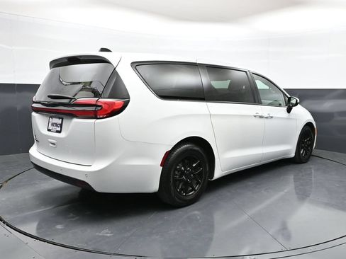 Used 2023 Chrysler Pacifica Touring-L FWD image 31