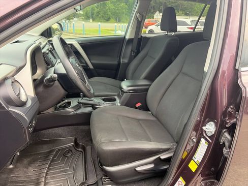 Used 2018 Toyota RAV4 LE FWD image 12