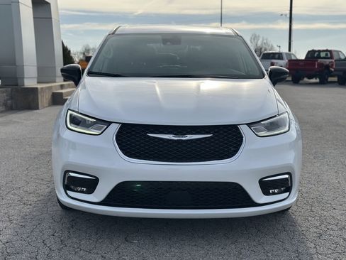 Used 2024 Chrysler Pacifica Touring-L image 5