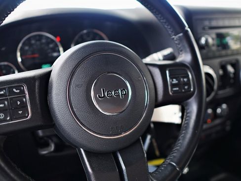 Used 2018 Jeep Wrangler Unlimited Sahara w/ Connectivity Group image 9