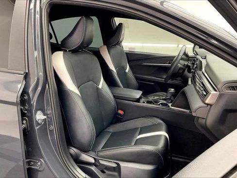 Used 2025 Toyota Camry SE w/ Convenience Package image 6