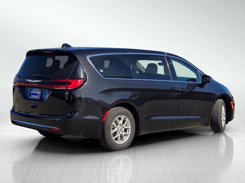 Used 2023 Chrysler Pacifica Touring-L FWD image 4