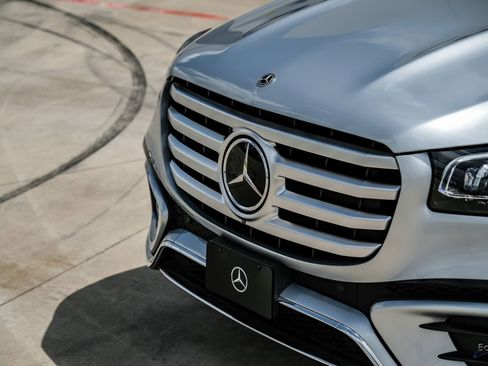 Used 2025 Mercedes-Benz GLS 580 4MATIC image 30