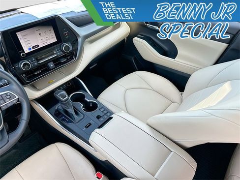 Used 2023 Toyota Highlander XLE image 23