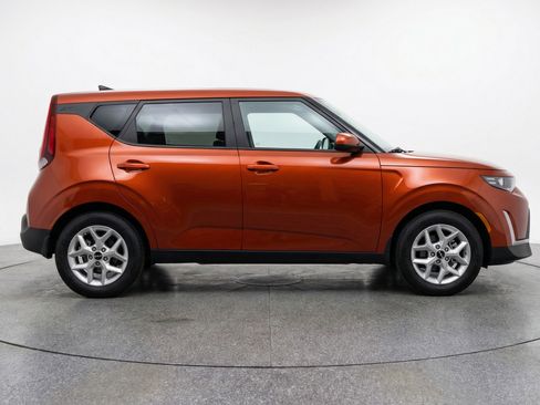 Used 2025 Kia Soul LX w/ LX Technology Package image 11