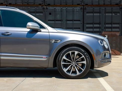 Used 2018 Bentley Bentayga AWD/4WD image 32