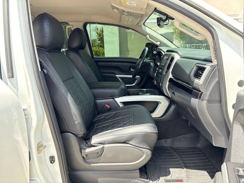 Used 2017 Nissan Titan SV AWD/4WD image 6