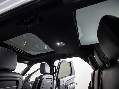 Used 2020 Land Rover Discovery HSE image 16