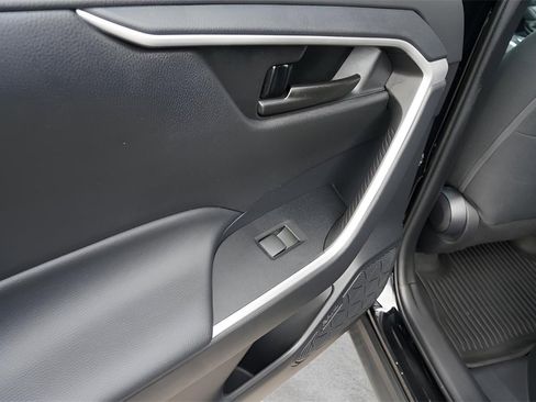 Used 2021 Toyota RAV4 LE image 10