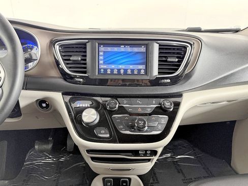 Used 2018 Chrysler Pacifica Touring-L w/ Tire & Wheel Group FWD image 58