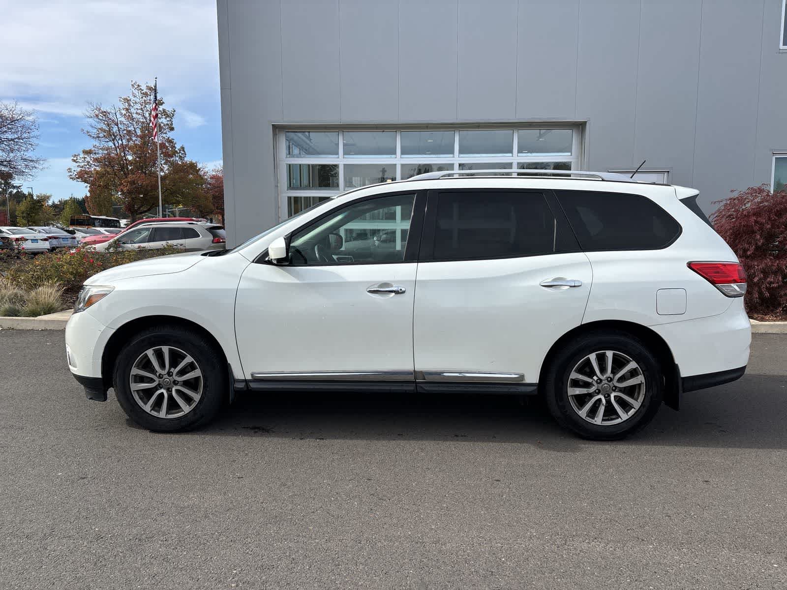 Used 2015 Nissan Pathfinder SL w/ SL Tech Package FWD image 2