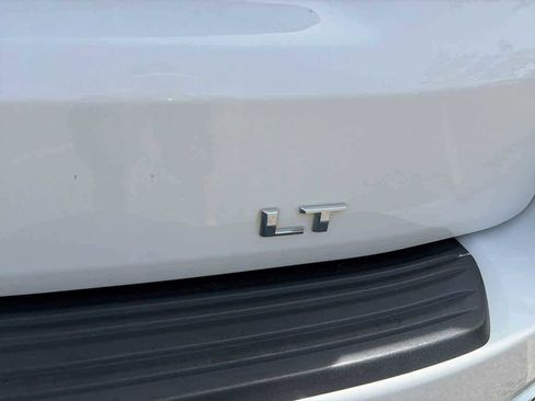 Used 2023 Chevrolet Suburban LT w/ Luxury Package RWD image 9