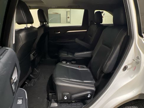 Used 2019 Toyota Highlander XLE w/ Carpet Mat Package (TMS) image 11