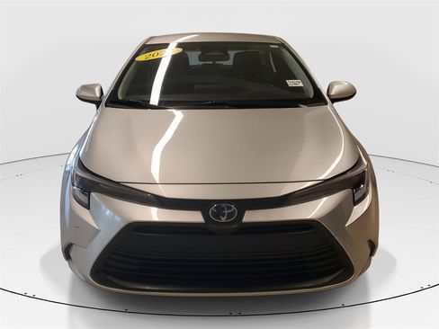 Used 2023 Toyota Corolla LE image 2