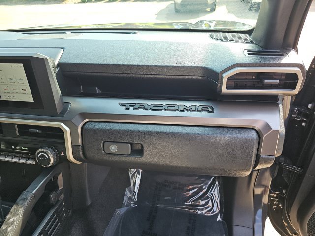Certified 2025 Toyota Tacoma SR5 AWD/4WD image 35
