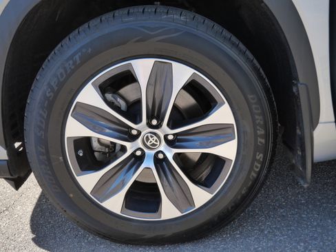 Certified 2024 Toyota Highlander XLE AWD/4WD image 16