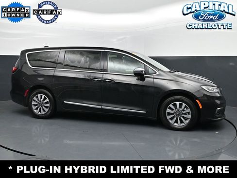 Used 2023 Chrysler Pacifica Limited FWD image 28