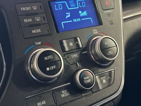 Used 2015 Toyota Sienna SE FWD image 22