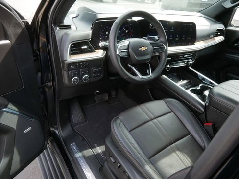 Used 2025 Chevrolet Suburban High Country AWD/4WD image 11