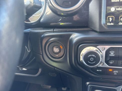 Used 2022 Jeep Wrangler Unlimited Rubicon w/ Dual Top Group AWD/4WD image 44