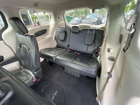 Used 2018 Chrysler Pacifica Touring-L FWD image 10