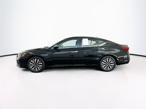 Used 2025 Nissan Altima 2.5 SV FWD image 4
